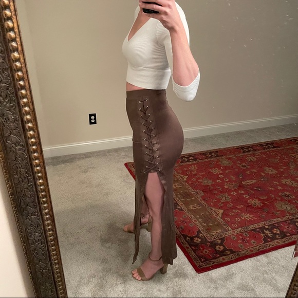 Medium pencil skirt w/ side slits & lace up detail - Picture 4 of 8